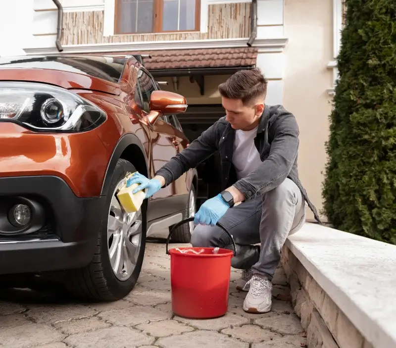 Lavage auto à domicile Rivel : professionnel intervenant sur un véhicule